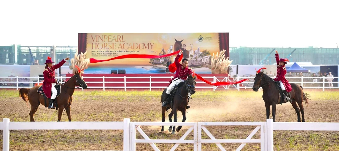 bảng tỷ lệ và màn hình theo dõi cuộc đua ngựa