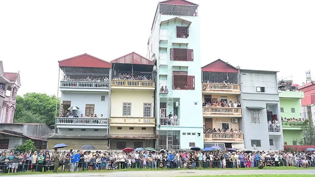 đua ngựa truyền thống Bắc Hà với khán giả đông trên sân vận động đua ngựa truyền thống Bắc Hà với khán giả đông trên sân vận động